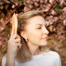 Load image into Gallery viewer, Snow Fox 24K金櫸木頭皮舒緩刮痧梳