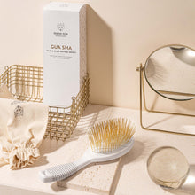 Load image into Gallery viewer, Snow Fox 24K金頭皮舒緩刮痧梳 24K Gua Sha Hair & Scalp Brush